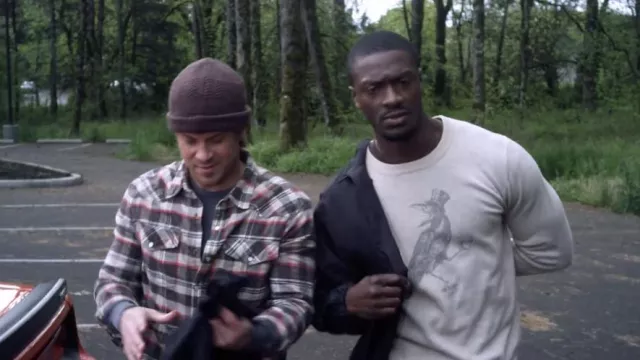 « Oiseau en chapeau haut de forme tenant des cartes à jouer » Chandail crème porté par Alec Hardison (Aldis Hodge) Effet de levier dans effet de levier (S03E07) 