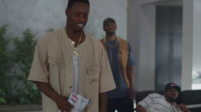 Sobrecamisa beige usada por GZA (Johnell Young) como se ve en Wu-Tang: An American Saga (S03E02)