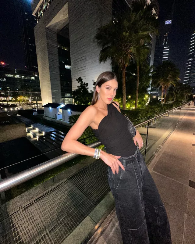 The asymmetrical black top worn by Iris Mittenaere on her Instagram account@irismittenaeremf