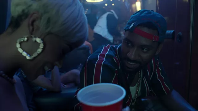 Camisa a rayas usada por Dennis 'D-Love' Coles (Siddiq Saunderson) como se ve en Wu-Tang: An American Saga (S03E04)