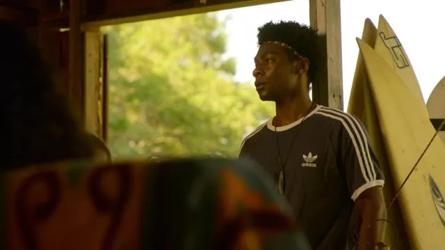 Pendentif Collier de surf porté par le pape Heyward (Jonathan Daviss) vu dans Outer Banks (S03E05)