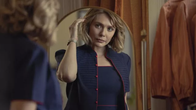 Vestido azul y conjunto de chaqueta usado por Candy Montgomery (Elizabeth Olsen) como se ve en Love & Death (Temporada 1)