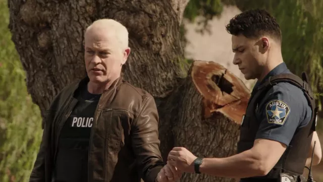Chaqueta de cuero marrón usada por el sargento Ty O'Brien (Neal McDonough) como se ve en 9-1-1: Lone Star TV series (S04E06)