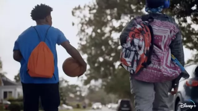 Sac à dos orange porté par Filthy alias Josh (Jalyn Hall) comme on le voit dans la garde-robe de la série télévisée The Crossover (saison 1)