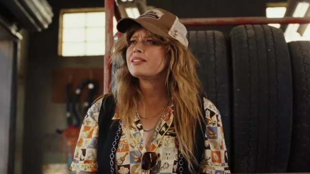 Chemise à imprimé carré occidental portée par Charlie Cale (Natasha Lyonne) dans la série télévisée Poker Face (saison 1, épisode 2)