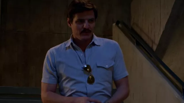 Chemise à manches courtes bleu clair portée par Javier Peña (Pedro Pascal) dans la série télévisée Narcos (saison 3 épisode 4)