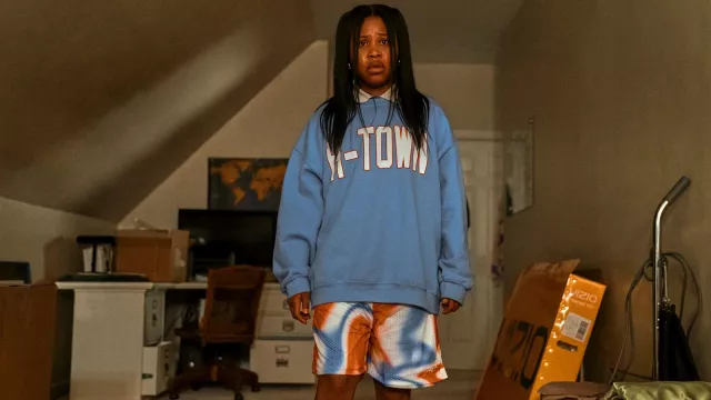 Sweat-shirt bleu R-Town porté par Dre (Dominique Fishback) comme on le voit dans la série télévisée Swarm (saison 1)