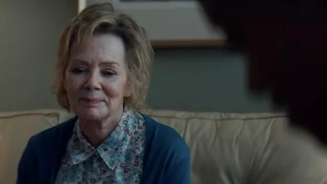 Camisa floral usada por Peg (Jean Smart) como se ve en la película Wildflower