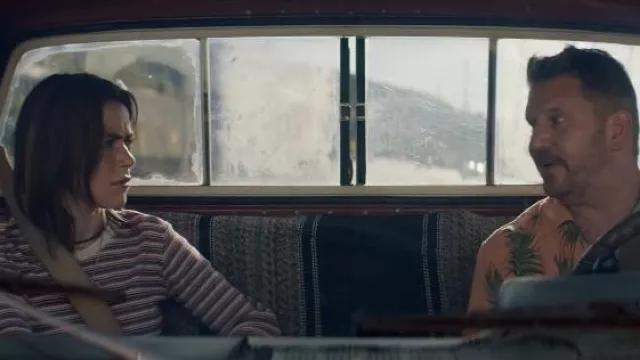 Top a rayas usado por Bea Johnson (Kiernan Shipka) como se ve en la película Wildflower