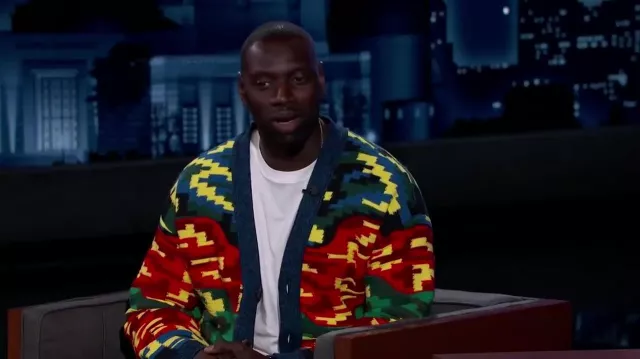 El cárdigan usado por Omar Sy en Jimmy Kimmel Live