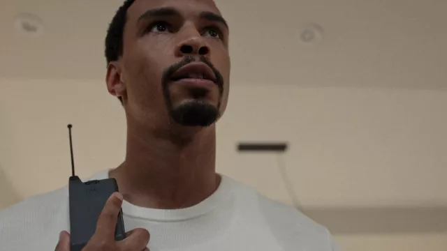 Teléfono móvil Motorola utilizado por Mitchell 'Divine' Diggs (Julian Elijah Martinez) como se ve en Wu-Tang: An American Saga (S03E07)