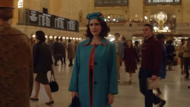 Ensemble chapeau et manteau turquoise portés par Miriam 'Midge' Maisel (Rachel Brosnahan) comme on le voit dans The Marvelous Mrs. Maisel (saison 5)
