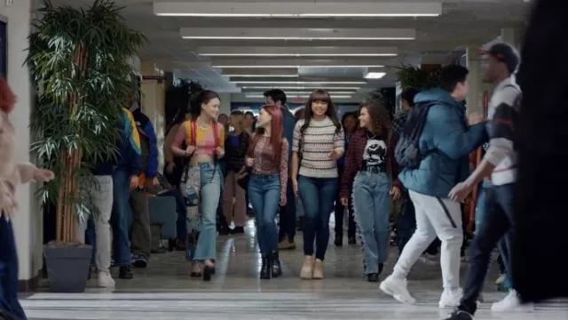 Los jeans con agujeros en los laterales usados por Ginny Miller (Antonia Gentry) en la serie Ginny & Georgia (S02E05)