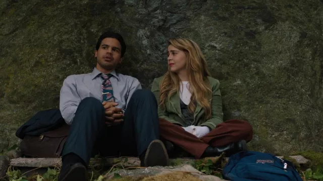Veste en velours vert portée par Lindsay (Mae Whitman) vue dans Up Here (S01E02)
