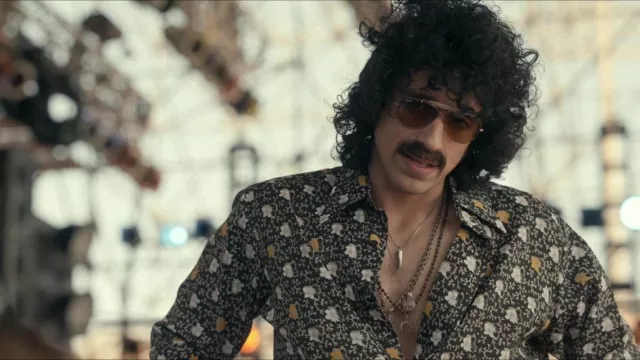 Camisa estampada floral usada por Eddie Roundtree (Josh Whitehouse) como se ve en Daisy Jones & the Six (S01E10)