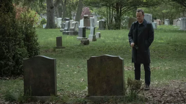 Trench coat worn by John Weir (Kiefer Sutherland) as seen in Rabbit Hole Outfits (S01E01)