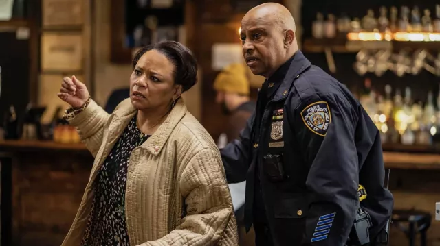 Veste à fermeture éclair portée par Janelle Booker (Caroline Clay) vue dans les tenues de séries télévisées East New York (S01E17)
