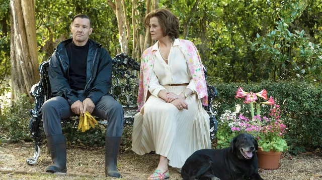 Veste à fermeture éclair florale portée par Norma Haverhill (Sigourney Weaver) comme on le voit dans le film Master Gardener