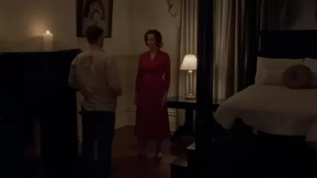 Robe rouge portée par Norma Haverhill (Sigourney Weaver) vue dans Master Gardener