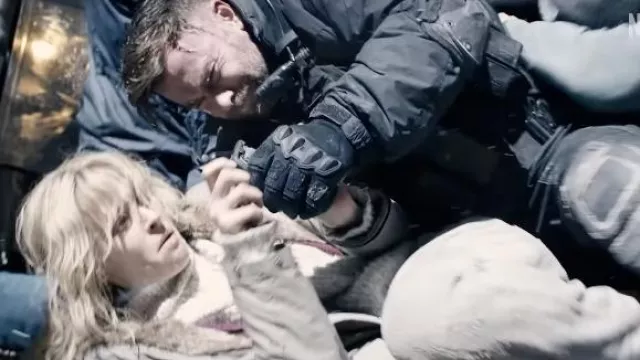 Tactical gloves worn by Tyler Rake (Chris Hemsworth) as seen in Extraction 2 movie
