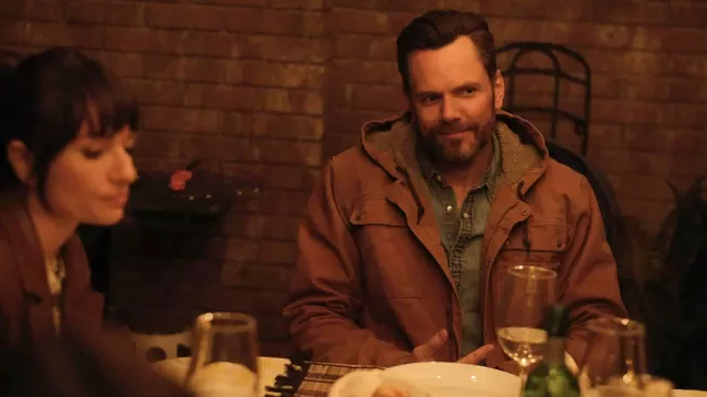 Veste portée par Frank Shaw (Joel McHale) vue dans Contrôle des animaux (S01E08)