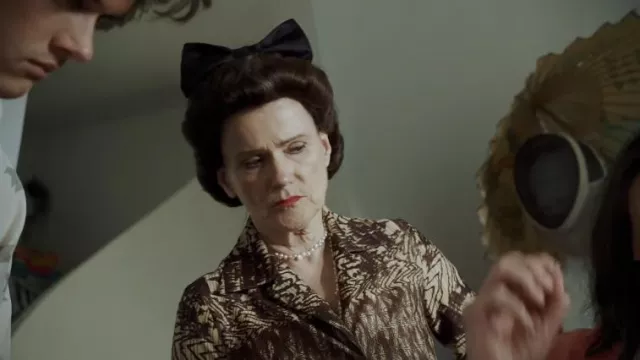Collar de perlas blancas usado por Gala (Barbara Sukowa) como se ve en los trajes de las películas de Dalíland