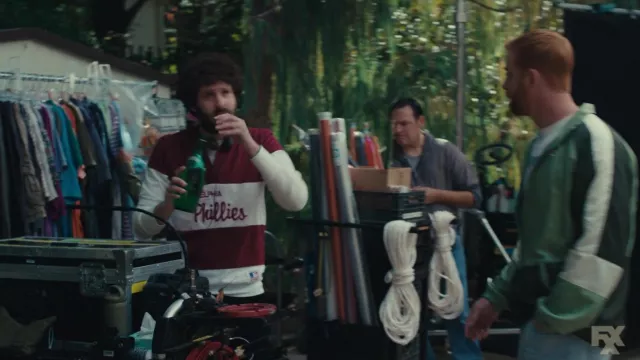 Haut rayé des Phillies porté par Dave (Lil Dicky) vu dans DAVE (S03E02)
