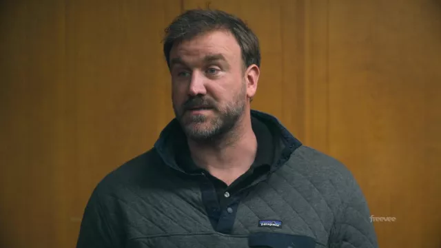 Patagonia Veste portée par Ross Kubiak (Ross Kimball) vue dans Jury Duty (S01E01)
