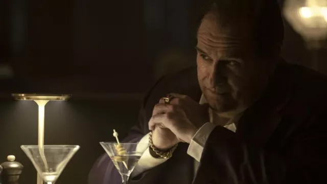 Bague portée par Oswald Cobblepot (Colin Farrell) comme on le voit dans la série télévisée The Penguin (saison 1)