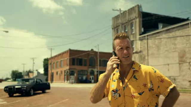 Chemise imprimée jaune portée par Jackie Powers (Scott Caan) vue dans One Day as a Lion