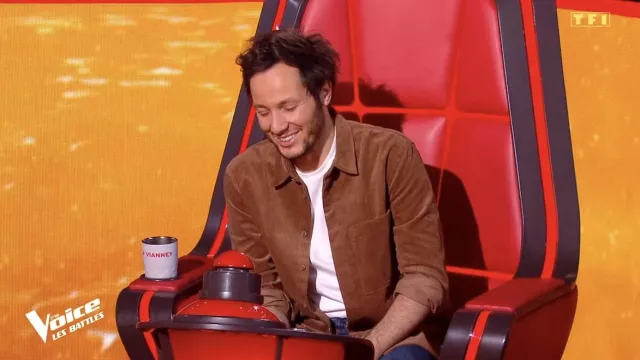 The brown corduroy shirt worn by Vianney on The Voice on April 15, 2023