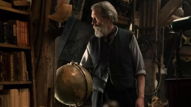 Gilet porté par Etienne LeBlanc (Hugh Laurie) dans la garde-robe de la série télévisée All the Light We Cannot See (saison 1)