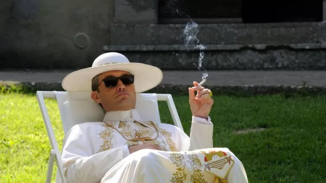 Lunettes de soleil portées par Lenny Belardo (Jude Law) dans la série télévisée The Young Pope (saison 1, épisode 7) 