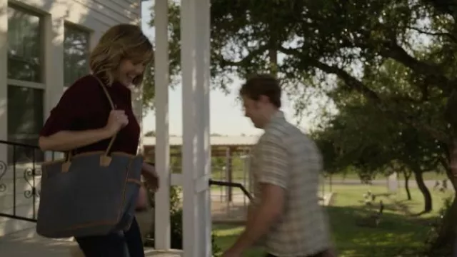 Tote Bag usado por Candy Montgomery (Elizabeth Olsen) en el programa de televisión Love & Death (S01E03)