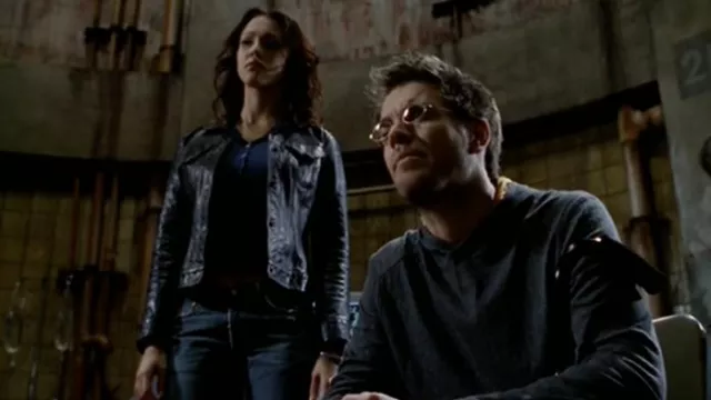 Veste en cuir portée par Max Guevera (Jessica Alba) dans la série télévisée Dark Angel (saison 1, épisode 14)