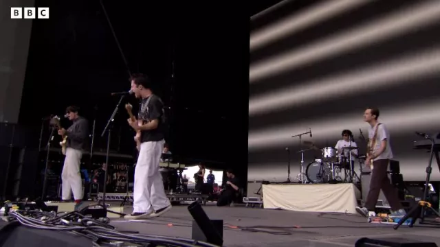 Pantalon blanc porté par Dylan Minnette pour sa performance live au Reading Festival 2022