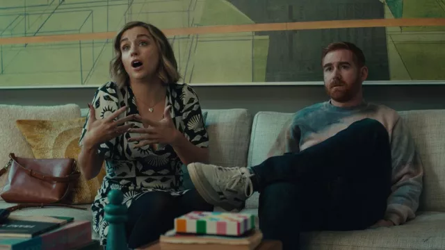 Suéter de corbata y tinte usado por Mike (Andrew Santino) como se ve en los trajes de la serie de televisión DAVE (S03E08)