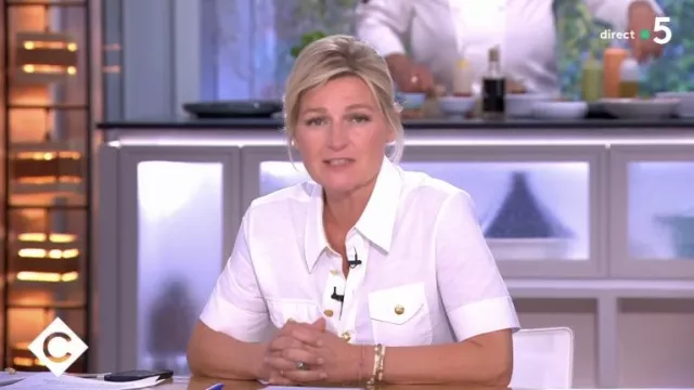 La blouse blanche portée par Anne-Éli­sa­beth Le­moine dans l'émission C à Vous du 1er juin 2023