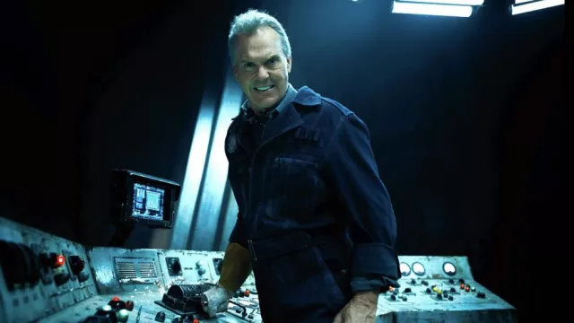 Mono azul marino usado por Bruce Wayne (Michael Keaton) en la película The Flash