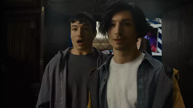 Veste à capuche à fermeture éclair jaune et grise portée par Barry Allen (Ezra Miller) dans The Flash