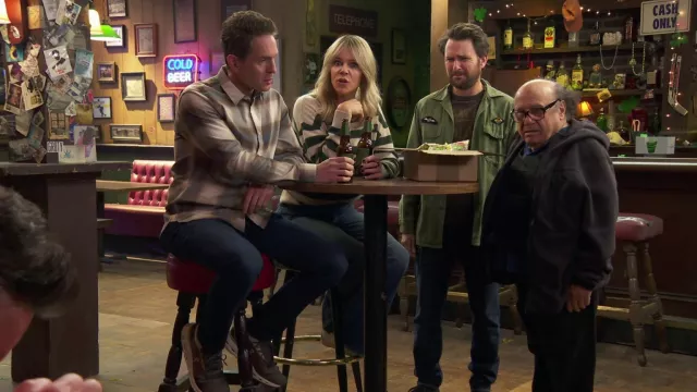 Sudadera con capucha negra usada por Frank Reynolds (Danny DeVito) como se ve en It's Always Sunny in Philadelphia (S16E02)
