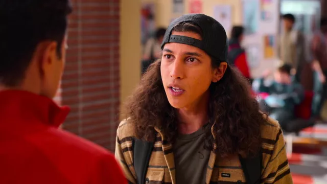 Chemise rayée RVCA portée par Trent Harrison (Benjamin A. Norris) comme on le voit dans Never Have I Ever (S04E04)