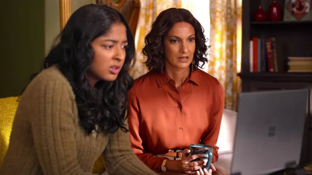 Chemisier porté par Nalini Vishwakumar (Poorna Jagannathan) vu dans Never Have I Ever (S04E06)