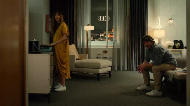 Vestido amarillo mostaza usado por Ruby Gale (Priscilla Quintana) como se ve en Basado en una historia real (S01E05)