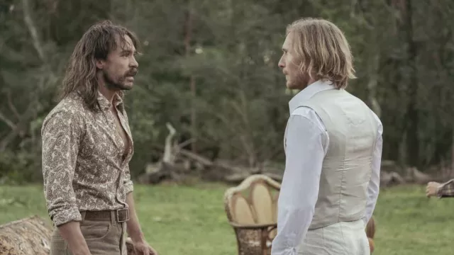 Chemise à imprimé floral portée par Snapper Webster (Ben O’Toole) comme on le voit dans Barons (S01E01)