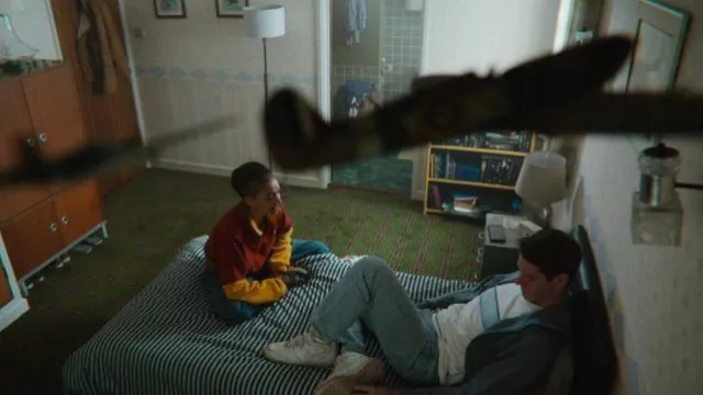Pantalones de mezclilla usados por Adam Groff (Connor Swindells) en la serie de televisión Sex Education (Temporada 3 Episodio 1)