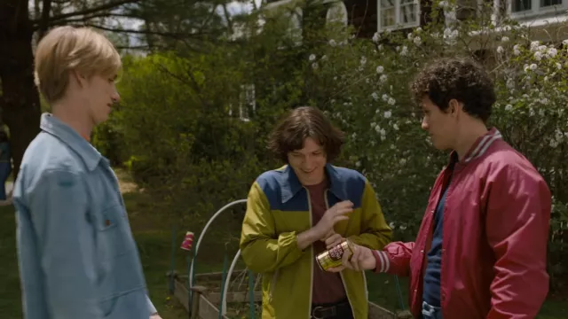 Veste bomber rouge portée par Mike (Sam Vartholomeos) vue dans The Crowded Room (S01E01)