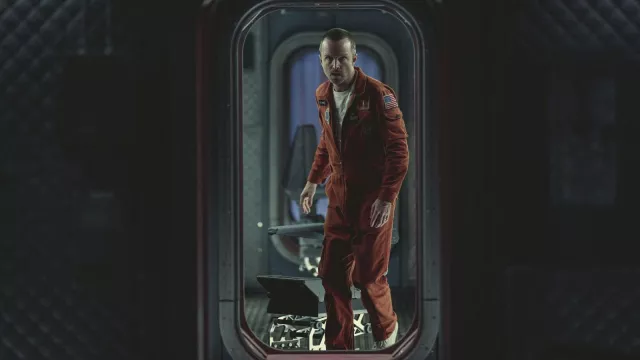 Mono naranja usado por Cliff Stanfield (Aaron Paul) en trajes Black Mirror (S06E03)