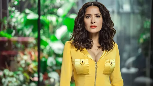 Veste zippée jaune portée par TV Joan (Salma Hayek) vue dans Black Mirror (S06E01)
