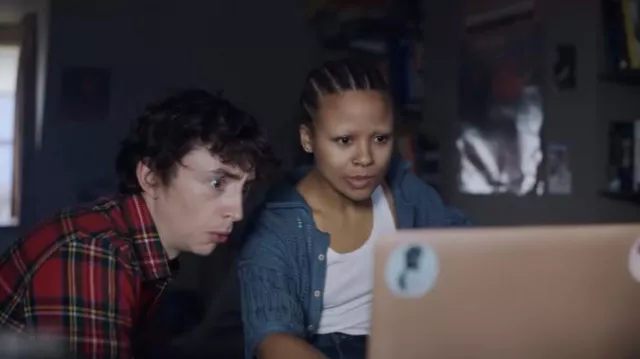Camisa de franela roja usada por Davis (Samuel Blenkin) como se ve en Black Mirror (S06E02)